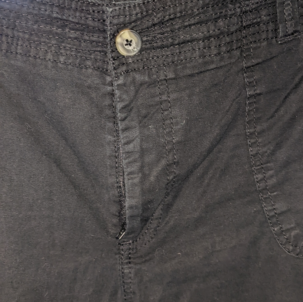 Dockers Crops - Picture 4 of 5